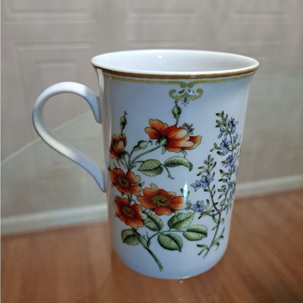 - Brand New Beutiful Multicolor Floral Stechcol Mug .